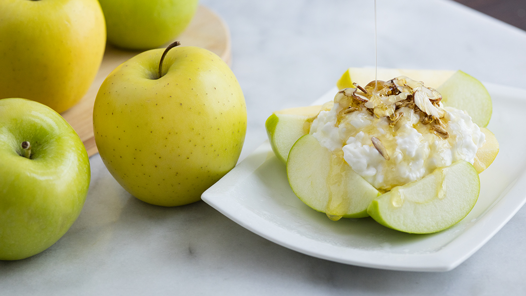 Cottage Cheese and Apples with Honey 